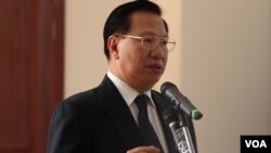 រូបឯកសារ៖ លោក​ ឈាង វុន​ អ្នក​នាំ​ពាក្យ​រដ្ឋសភា​ និង​ជា​តំណាងរាស្ត្រ​គណបក្ស​កាន់​អំណាច ធ្វើ​​សន្និសីទ​សារព័ត៌មាន​​មួយ កាល​ពី​ថ្ងៃ​ទី​៣០​ ខែ​តុលា​ ឆ្នាំ​២០១៥។​ (ហ៊ាន សុជាតា​/ VOA) 