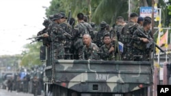 Pasukan pemerintah Filipina tiba untuk memperkuat barisan tentaranya pasca tewasnya seorang tentara angkatan darat saat berhadapan dengan pemberontak di Zamboanga, Filipina (19/9).