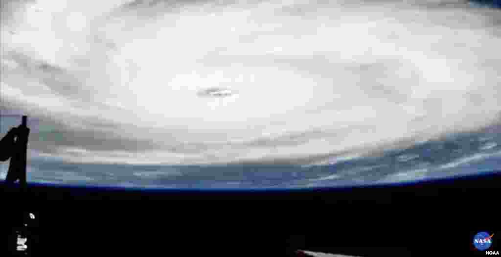 កាមេរ៉ា​របស់​ស្ថានីយ​អវកាស​អន្តរជាតិ​បាន​ចាប់​យក​រូបភាព​ដ៏​រន្ធត់​របស់​ព្យុះ​ Irma ខណ​ដែល​វា​បាន​ធ្វើ​ឲ្យ​ដី​បាក់​នៅ Caribbean។ ព្យុះ​កម្រិត​ទី​០៥​ដែល​មាន​កម្លាំង​១៨៥ ម៉ាយ​ក្នុង​មួយ​ម៉ោង​បាន​ធ្វើ​ឲ្យ​ដី​បាក់​​ នៅ​កោះ​មួយ​ចំនួន​នៅ​ពេល​ដែល​វា​បាន​បន្ត​ដំណើរ​ទៅ​ភាគខាងលិច។