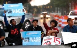 在底特律的一条街上，示威者阻挡交通，要求快餐连锁店支付每小时至少15美元的工资（2014年9月4日）