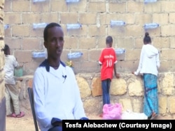 ግዮን ሽባባው በዚህ ግቢ ውስጥ የሚገኝ ሌላው ጎበዝ ተማሪ እንደሆነ ተነግሮናል። 17 ዓመቱ ነው 8ኛ ክፍል ነው።