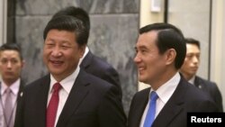 资料照片：中国国家主席习近平和台湾总统马英九在新加坡会晤。(2015年11月7日)