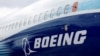 Logo kompanije Boing na avionu Moing 737 MAX na međunarodnoj avijatičarskoj izložbi u Farnborou u Velikoj Britaniji, 20. jula 2022. (Reuters/Peter Cziborra)
