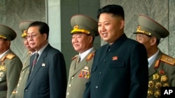 북한 정권수립 65주년 기념일을 맞은 지난 9월 평양 김일성광장에서 노농적위군 열병식과 군중시위 행사가 열린 가운데, 주석단에 장성택 국방위원회 부위원장(왼쪽 세번째)이 김정은 국방위원회 제1위원장(오른쪽 두번째)과 나란히 서 있다.