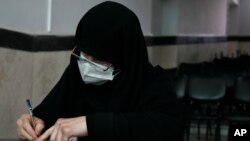 Iranka popunjava svoj glasački listić za drugi krug predsedničkih izbora na biračkom mestu u Teheranu (AP Photo/Vahid Salemi)