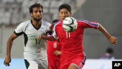 18일 인천 아시안게임 조별리그 F조 2차전에서 북한의 정일관 선수(오른쪽)와 파키스탄 사담 후세인 선수와 공을 차지하기 위해 경합을 벌이고 있다.