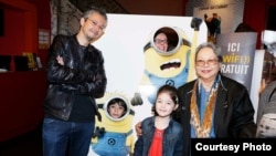 Sutradara Pierre Coffin (kiri) bersama isteri dan dua anaknya, dan mendiang NH Dini (kanan) saat berkunjung ke Perancis (Foto courtesy: Pierre Coffin).