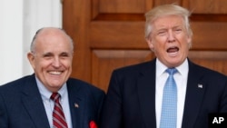 Le président élu des Etats-Unis, Donald Trump, à droite, présente Rudy Giuliani, l'ex-maire de New York, son conseiller sur le piratage informatique, à Bedmnister, N.J., 20 novembre 2016.