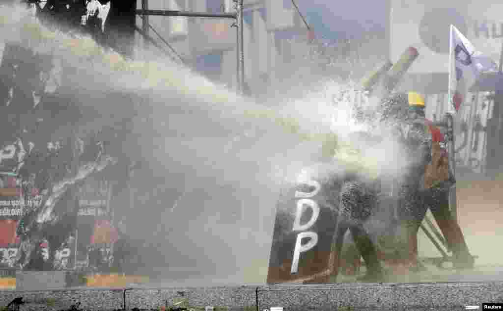 11일 터키 이스탄불 탁심광장에서 진압경찰이 반정부 시위대에 물대포를 쏘고 있다. 