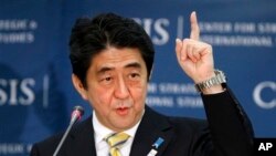 22일 방미 중 워싱턴 주재 전략국제문제연구소(CSIS)에서 ‘일본이 돌아왔다 (Japan is Back)'라는 제목으로 연설한 아베 신조 일본 총리.