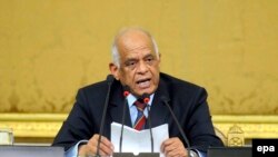 Ali Abdel-Al, le président du nouveau parlement égyptien, prononce un discours devant les membres du Parlement au cours de leur session inaugurale au Caire, en Egypte, 10 janvier 2016. epa / NAMER GALAL ÉGYPTE