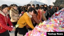 Hint askerleri, Hindistan Cumhuriyet Günü kutlamalarının provasını yapıyor.