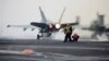 지난해 3월 미한 연합훈련인 키리졸브·독수리훈련에 참가한 미 해군 소속 F-18 전투기가 항공모함 칼빈슨 호에서 이륙하고 있다.