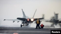 지난 2017년 3월 미한 연합훈련인 키리졸브·독수리훈련에 참가한 미 해군 소속 F-18 전투기가 항공모함 칼빈슨 호에서 이륙하고 있다. (자료사진)