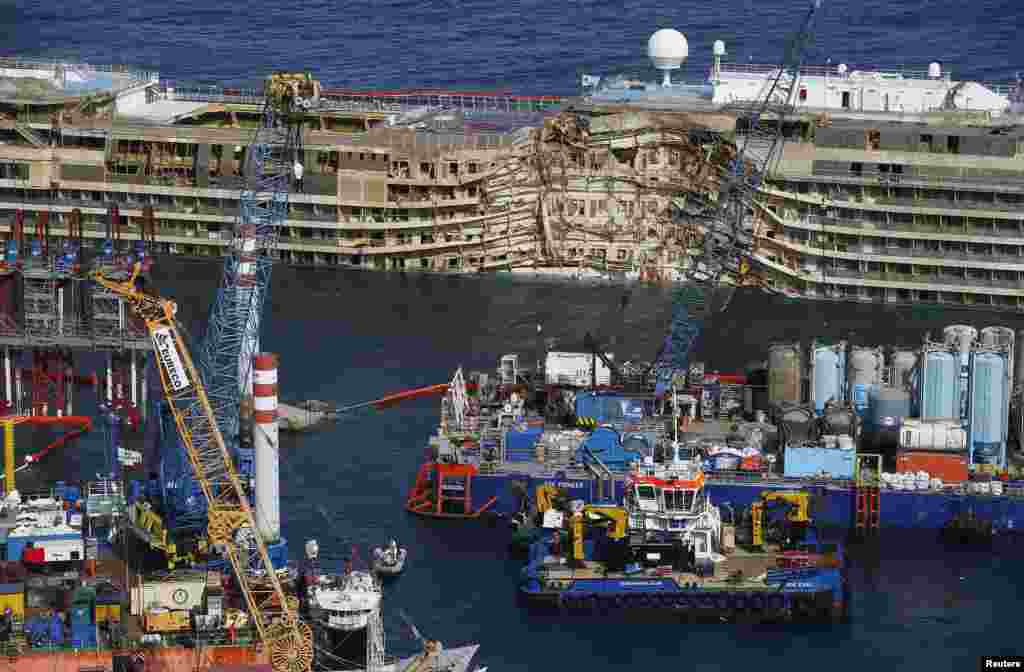 Para pekerja berhasil menegakkan kembali kapal pesiar Costa Concordia setelah bekerja selama 19 jam di dekat pulau Giglio di Italia, di mana kapal pesiar tersebut terbalik pada bulan Januari tahun 2012.