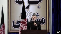 Presiden Afghanistan Hamid Karzai memberikan pidato pada pertemuan tetua suku Afghanistan di Kabul hari Kamis (21/11). 