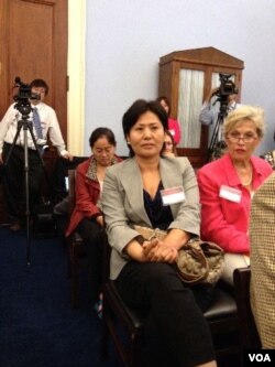 被囚维权律师高智晟的妻子耿和代夫领奖(图片来源：VOA卫视记者 方方)