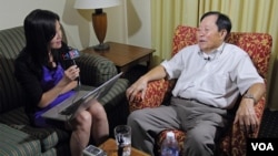 지난 13일 VOA 유미정 기자(왼쪽)와 인터뷰 중인 노금석 씨.