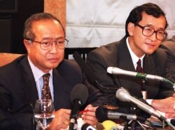 រូប​ឯកសារ៖ សម្ដេច​ក្រុម​ព្រះ​នរោត្តម រណឫទ្ធិ អតីត​នាយករដ្ឋមន្ត្រី​ទី​១​ដែល​ទើប​ទម្លាក់​ពី​តំណែង និង​លោក សម រង្ស៊ី ដែល​ជា​អ្នក​នយោបាយ​ប្រឆាំង ស្ដាប់​សំណួរ​ដែល​អ្នក​ចូលរួម​សួរ​នៅ​ក្លឹប​អ្នក​កាសែត​ថៃ (Foriegn Correspondants Club of Thailand (FCCT)) ក្នុង​ទីក្រុង​បាងកក កាលពី​ថ្ងៃ​ទី​១ ខែ​សីហា ឆ្នាំ​១៩៩៧។