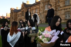 澳大利亚悉尼大学的中国留学生在校园参加毕业典礼。（2020年7月4日）