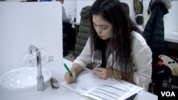 Yixuan Hao comes from a big wine production region in China. (Photo: L. Bryant/VOA)