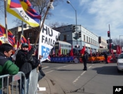 场外支持者与抗议者隔街对峙