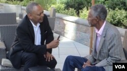 አቶ ተፈራ ዋልዋ ከቪኦኤ ጋር ቃለምልልስ ሲያደርጉ