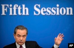 왕이 중국 외교부장이 8일 베이징에서 열린 중국 전인대 기자회견에서 발언하고 있다.