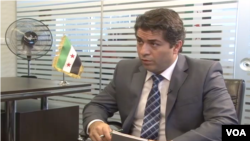 علی جوانمردی در حال گفتگو با رئیس شورای ملی سوریه