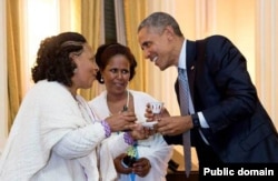 ባራክ ኦባማ የዩናይትድ ስቴትስ ፕሬዚዳንት ሳሉ ኢትዮጵያን በጎበኙበት ወቅት ቡና ሲጠጡ