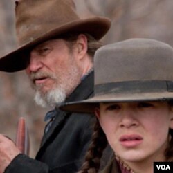 Aktor Jeff Bridges (kiri) dan aktris Hailee Steinfeld (kanan) yang bermain dalam 'True Grit' masing-masing mendapatkan satu nominasi untuk kategori Aktor Terbaik dan Aktris Pemeran Pembantu Terbaik.