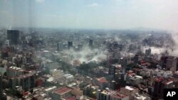 Foto hasil bidikan Francisco Caballero Gout, diambil dari sebuah jendela Torre Latina. Debu-debu membumbung dari pusat kota Mexico City saat gempa berkekuatan 7,1 skala Richter mengguncang kota tersebut, 19 September 2017