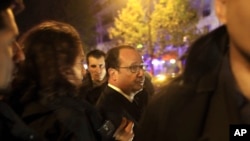 فرانسوا اولاند در محل حمله به سالن تئاتر باتکالان