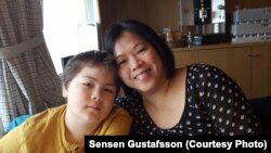 Sensen Gustafsson dan putranya, warga Indonesia yang sudah 14 tahun menetap di Stockholm, Swedia. Ibu dua anak ini adalah mantan wartawan “Forum Keadilan”. (Courtesy: Sensen Gustafsson)