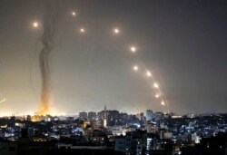 Roketi zinarushwa na kikundi cha Hamas kuelekea Israeli kutoka Gaza City, eneo linalodhibitiwa na kundi la Palestina la Hamas, Mei 11, 2021