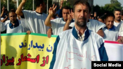 یک کارگر معترض روی کفن خود نوشته است: می‌ایستیم می‌میریم ذلت نمی‌پذیریم