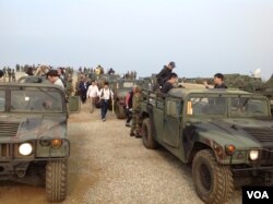 演习后坐军车返回(美国之音杨晨拍摄)
