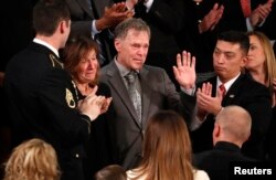 도널드 트럼프 미국 대통령이 30일 국정연설에서 북한에 억류됐다 숨진 대학생 오토 웜비어 씨의 부모 프레드 웜비어 씨와 신디 웜비어 씨를 소개하자 의원 등 참석자들이 격려의 박수를 보내고 있다.