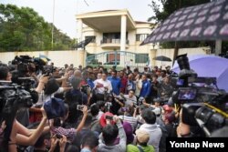 말레이시아 여당 관계자가 23일 쿠알라룸푸르 북한대사관 입구에서 김정남 피살 사건 관련 항의성명을 발표하고 있다.