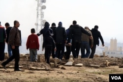 哀悼者在摩苏尔安葬一位女性长辈亲属。（美国之音希瑟·默多克2017年1月29日拍摄）