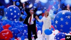 Le colistier Tim Kaine et Hillary Clinton à Philadelphia, 28 juillet, 2016.