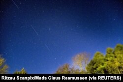 Цепочка спутников Starlink в небе над Данией, апрель 2020