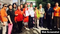 709律师王全璋的妻子李文足(中间白衣)前往最高法递状