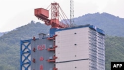 由法国和中国联合研制的天文卫星，星期六将搭乘中国的长征二号丙运载火箭从中国西南部四川省的西昌卫星发射中心升空。(2024年6月21日)