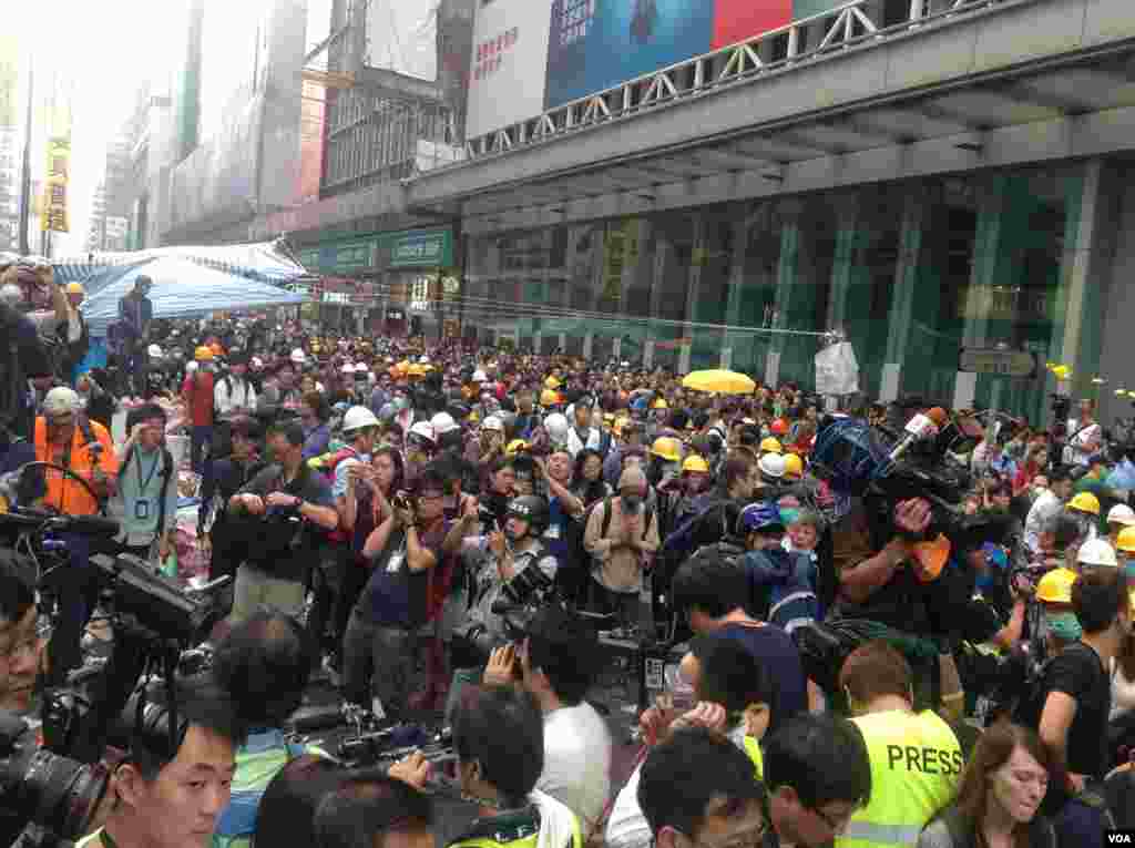 香港警方星期三上午展开强行清场行动（美国之音海彦 拍摄)。