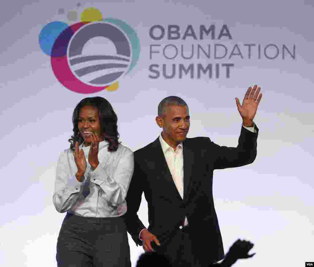 Le couple Obama applaudi lors de la première session du Sommet de la Fondation Obama, Chicago, 31 octobre 2017.