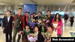 网友在北京机场欢迎获释的唐吉田（站右2）和王成（站右3）(网络图片)