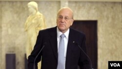 PM Najib Mikati saat berbicara kepada media di istana Presiden Lebanon di Baabda, Beirut timur, 25 Januari 2011.