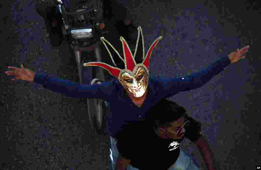 ជន​ប៉ាគីស្ថាន​កាន់​សាសនា​គ្រឹស្ត​ពាក់​ស្រោម​មុខ​អបអរសាទរ​ពិធី​បុណ្យ​ណូអែល​នៅ​ក្រុង​ការ៉ាជី។