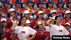 북한이 오는 9월 한국에서 열리는 제17회 인천 아시안게임에 응원단을 파견한다고 밝혔다. 사진은 지난 2002년 10월 1일 부산 부경대체육관에서 열린 부산 아시안게임 역도 경기에서 단체 응원을 펼치는 북한 응원단의 모습.